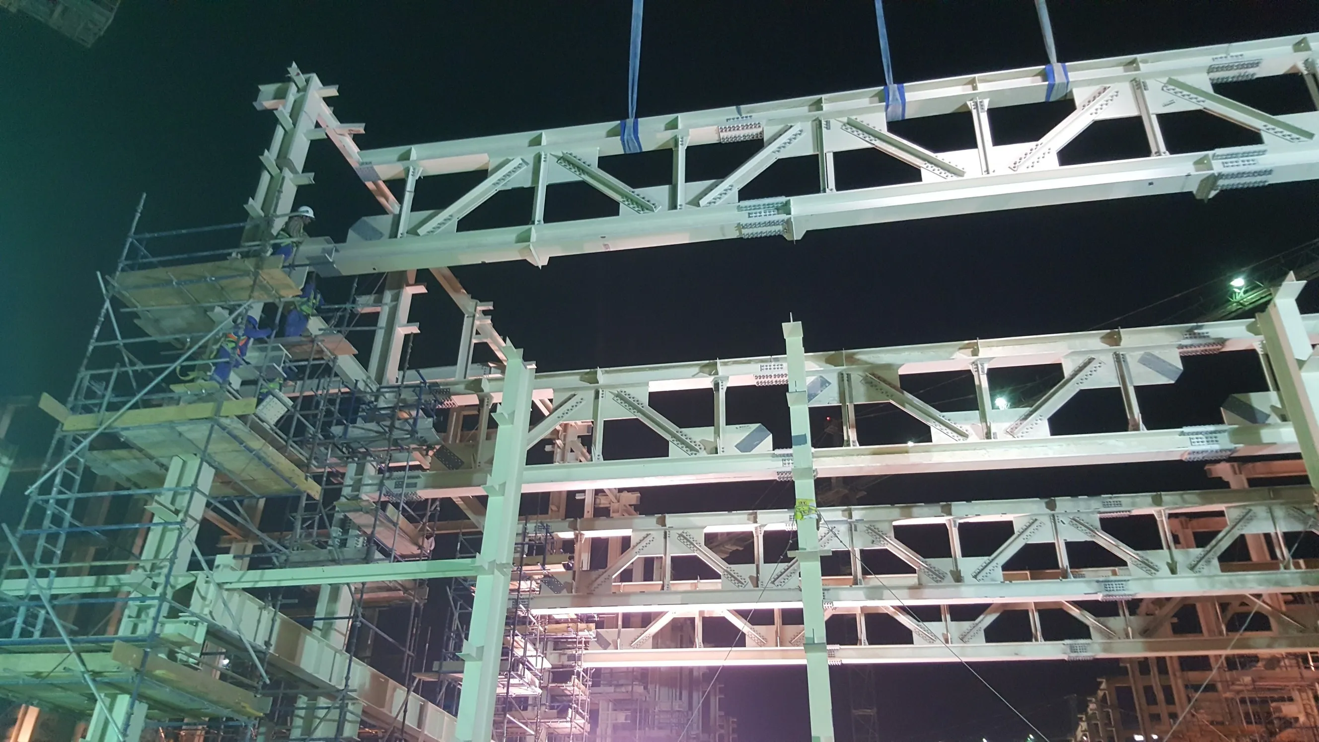 Night lifting of steel roof trusses, Qatar