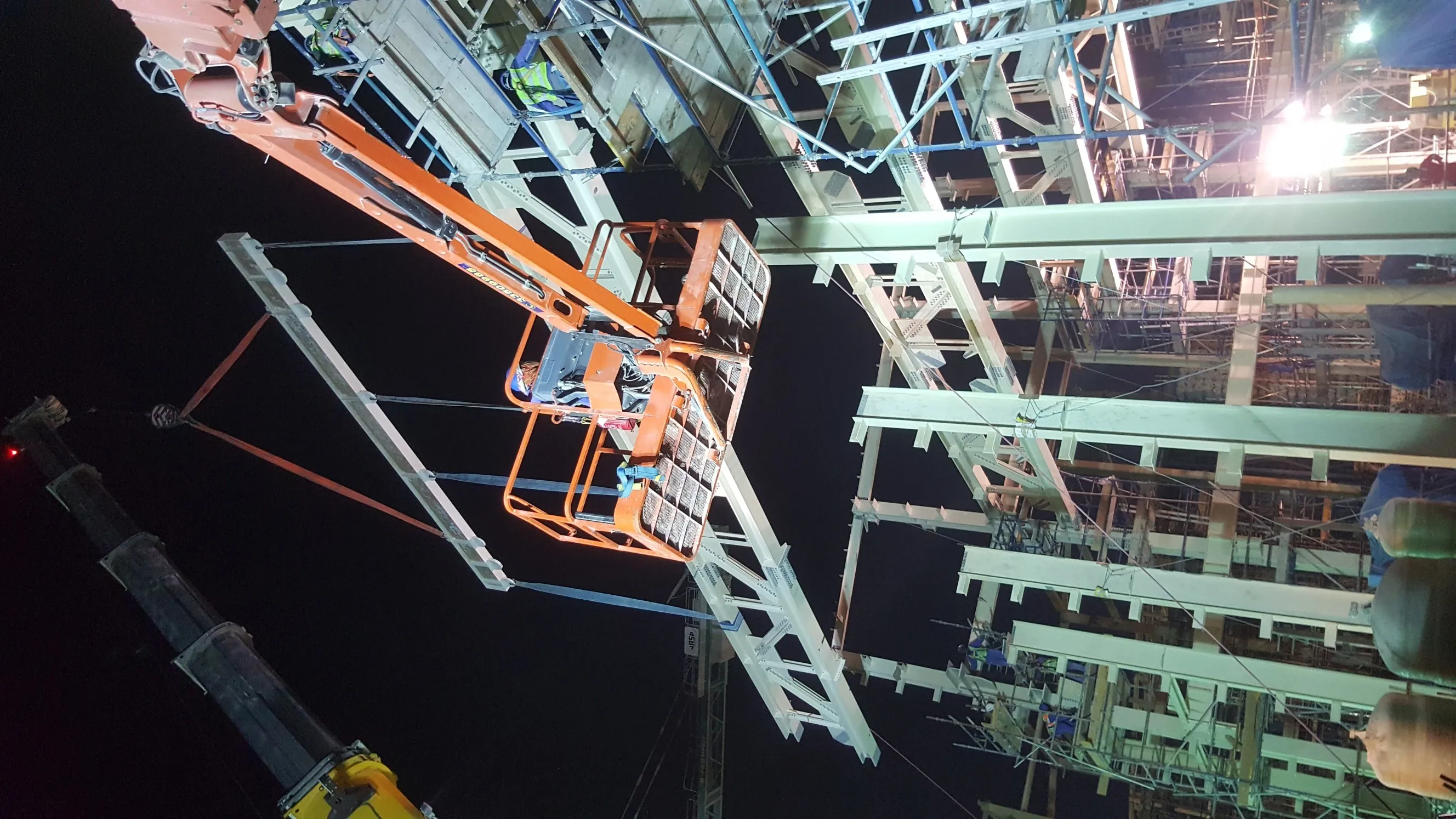 Night lifting of steel roof trusses, Qatar